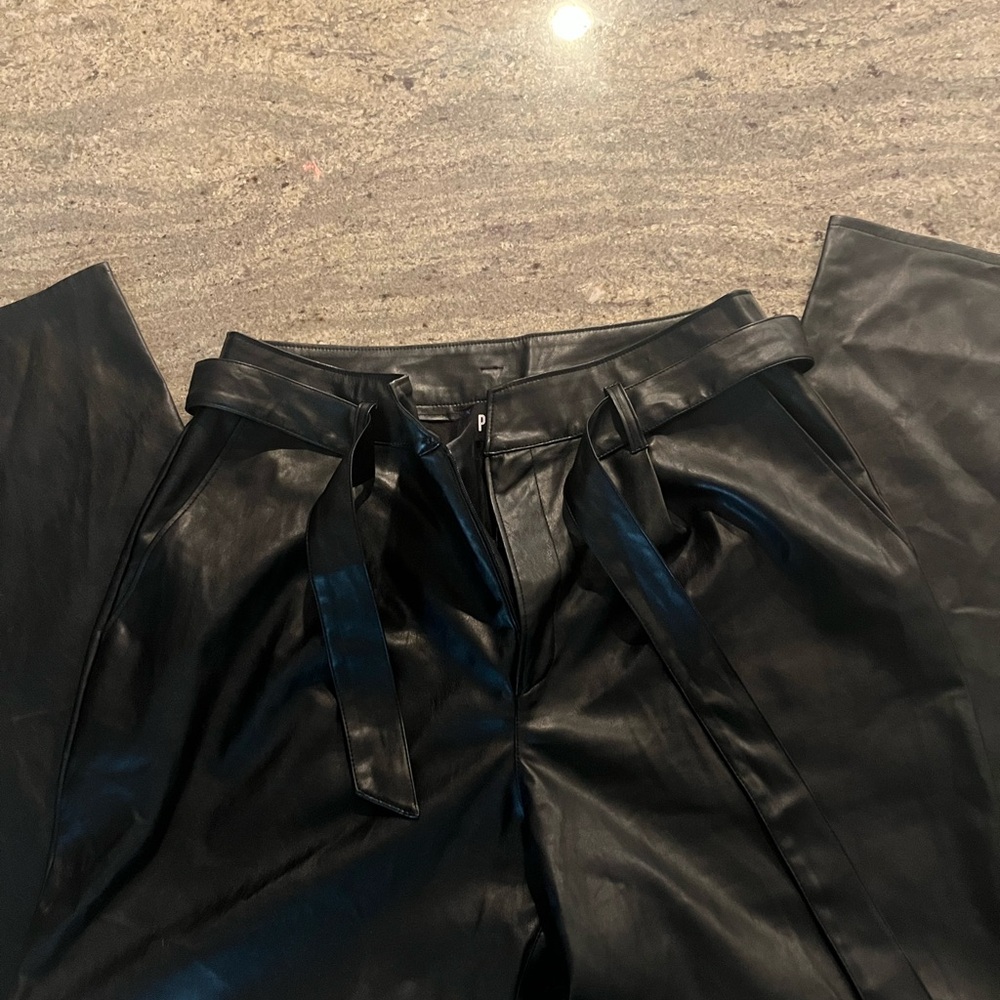 Paige Melila Vegan Leather Pant in Black- Size 8 - Picture 4 of 9